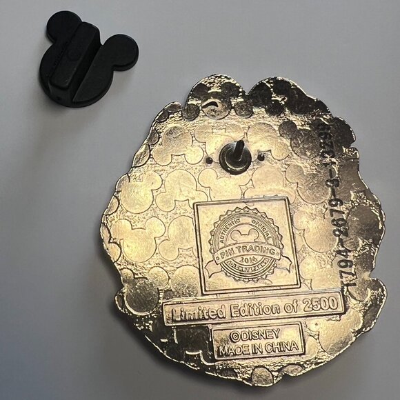 stitch mardi gras pin — king cake • glitter • LE 2500 • 2014 - Picture 3 of 3